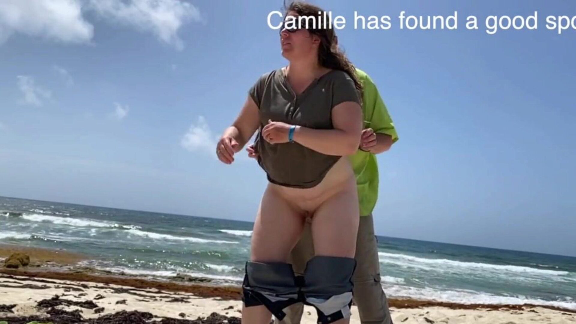 camille observó tener joroba en la playa camille encontró un lugar precioso con algunas personas observando ser ruidoso para que todos vieran
